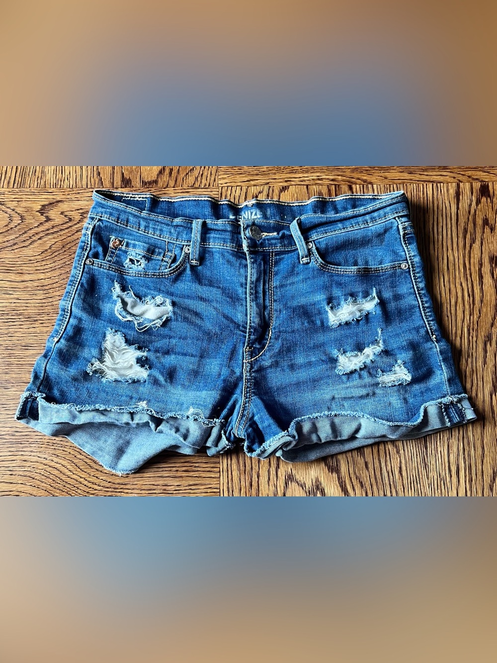 Denizen from Levi's Distressed Medium Wash Denim Shorts Size Juniors 7 (W28)
